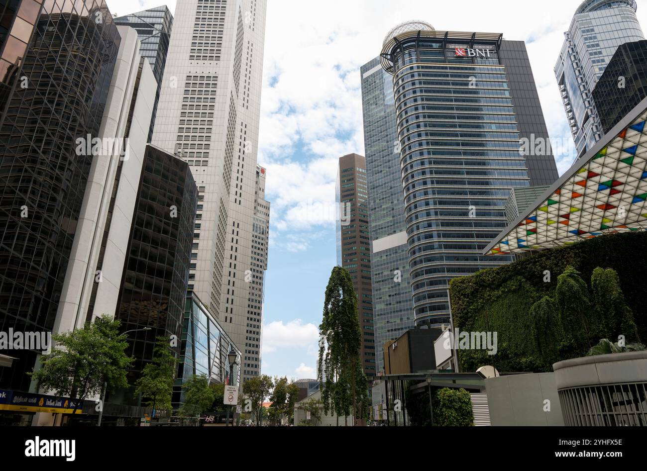 Une vue depuis le Raffles place Park Singapore en regardant vers les gratte-ciel imposants, y compris le bâtiment des bureaux BNI. Banque D'Images