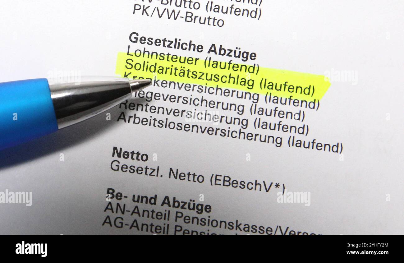 Auf einer Honorarabrechnung wird der Solidaritätszuschlag ausgewiesen. Symbolbild/Symbolfoto Solidaritätszuschlag. Schnelsen Hambourg *** la surtaxe de solidarité est indiquée sur un relevé de frais image symbole photo symbole surtaxe de solidarité Schnelsen Hambourg Banque D'Images