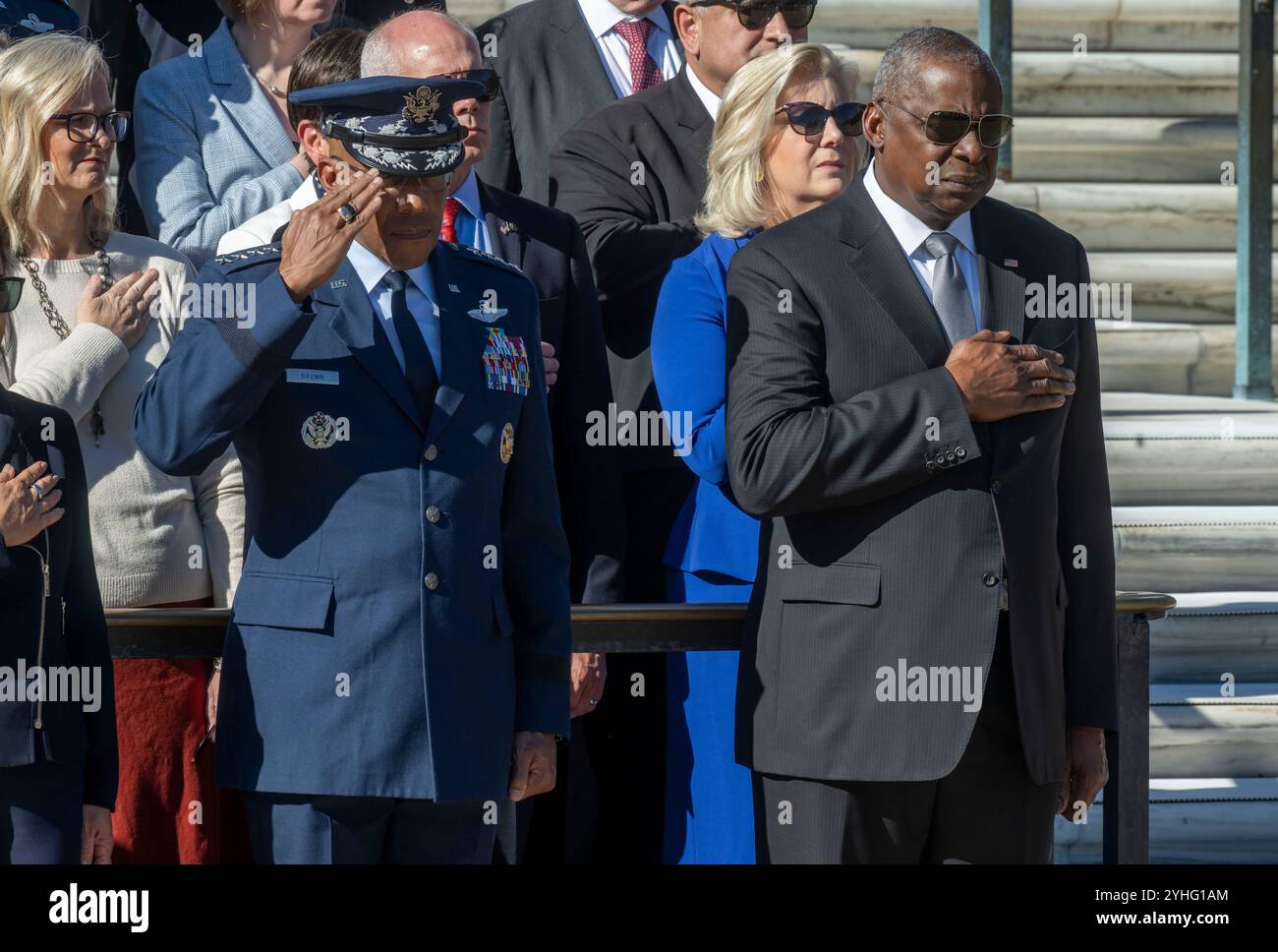 Washington, États-Unis d'Amérique. 11 novembre 2024. Washington, États-Unis d'Amérique. 11 novembre 2024. U. S Secrétaire à la Défense Lloyd Austin, à droite, et Président des joint Chiefs Gen. C. Q Brown, à gauche, rend les honneurs lors d'une cérémonie de dépôt de gerbes en l'honneur de la Journée des vétérans, à la tombe du soldat inconnu, cimetière national d'Arlington, le 11 novembre 2024 à Arlington, Virginie. Crédit : SRA Madelyn Keech/US Air Force photo/Alamy Live News Banque D'Images