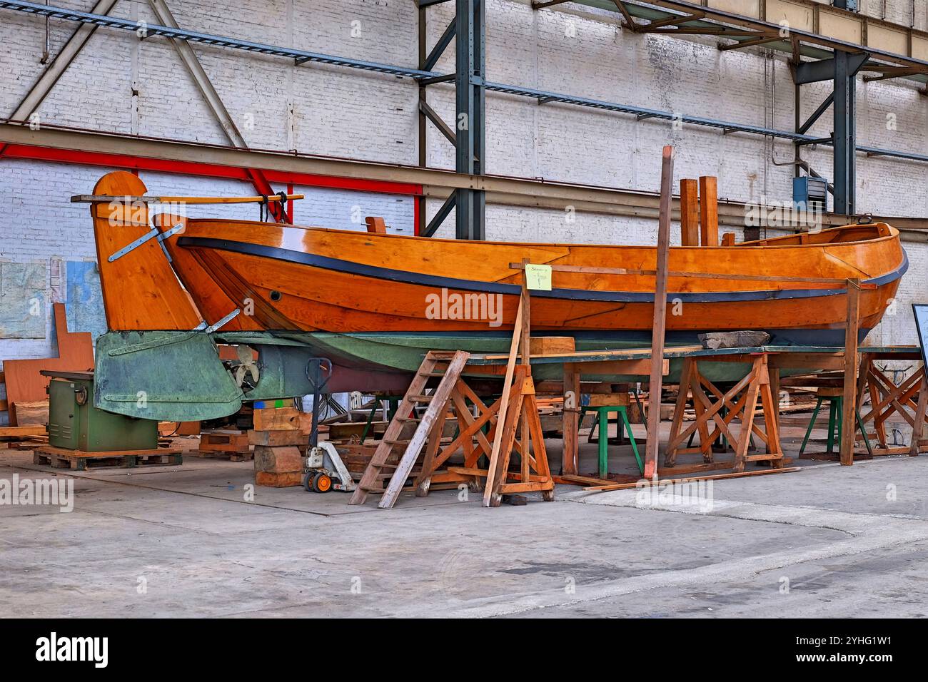 Fabrication d'un beau bateau en bois dans un chantier naval hollandais, pays-Bas, Zélande, Vlissingen Banque D'Images