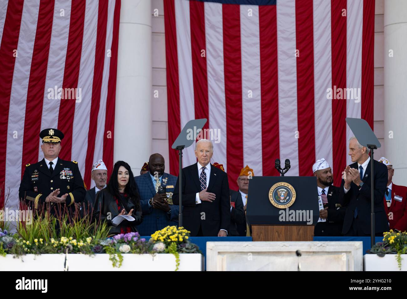 Washington, États-Unis d'Amérique. 11 novembre 2024. Washington, États-Unis d'Amérique. 11 novembre 2024. U. Le président Joe Biden, au centre, salue la 71e célébration annuelle de la Journée nationale des anciens combattants au Memorial Amphitheater, cimetière national d'Arlington, le 11 novembre 2024 à Arlington, Virginie. Debout de gauche à droite : Major Gen. Trevor J. Bredenkamp de l'armée américaine, Karen Durham-Aguilera, directrice exécutive des cimetières militaires nationaux de l'armée, Joe Biden, président et Denis McDonough, secrétaire aux anciens combattants. Crédit : Elizabeth Fraser/photo de l'armée américaine/Alamy Live News Banque D'Images