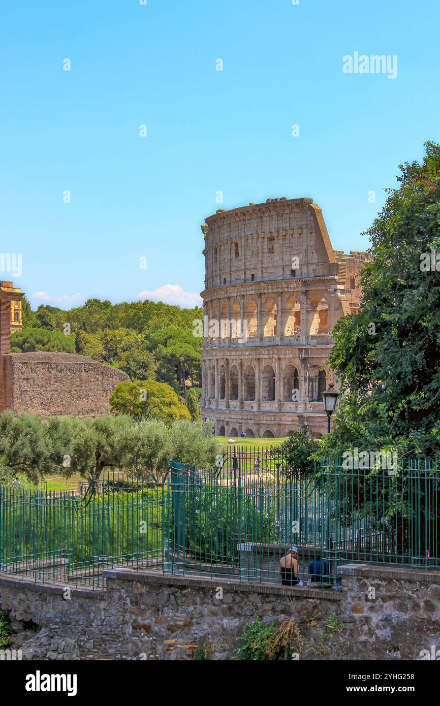 Le Colisée de Rome, en Italie, symbole renommé de l'architecture romaine antique, s'élève contre un ciel bleu vif. Banque D'Images Le Colisée de Rome, en Italie, symbole renommé de l'architecture romaine antique, s'élève contre un ciel bleu vif. Banque D'Images