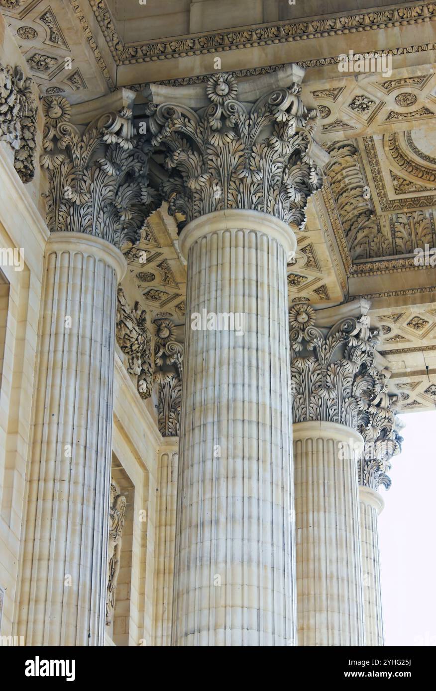 Gros plan de colonnes classiques ornées, présentant des sculptures détaillées et un design de plafond époustouflant, mettant en valeur la beauté architecturale et le savoir-faire artisanal. Banque D'Images Gros plan de colonnes classiques ornées, présentant des sculptures détaillées et un design de plafond époustouflant, mettant en valeur la beauté architecturale et le savoir-faire artisanal. Banque D'Images