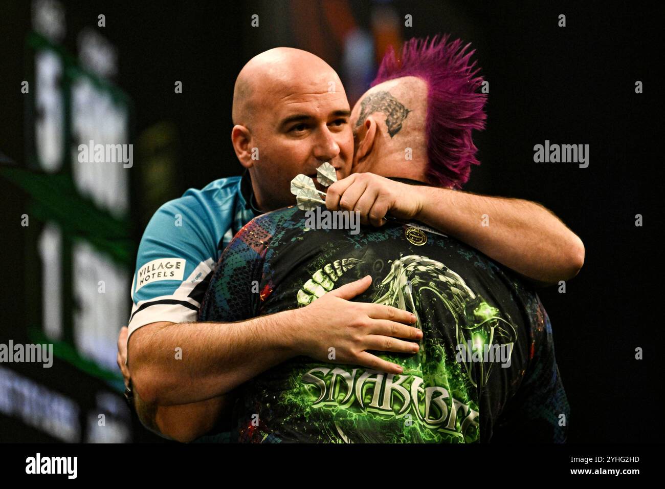 WV Active, Aldersley, Wolverhampton, Royaume-Uni. 11 novembre 2024. 2024 PDC Grand Chelem of Darts, jour 3 ; Rob Cross est félicité pour sa victoire par Peter Wright Credit : action plus Sports/Alamy Live News Banque D'Images