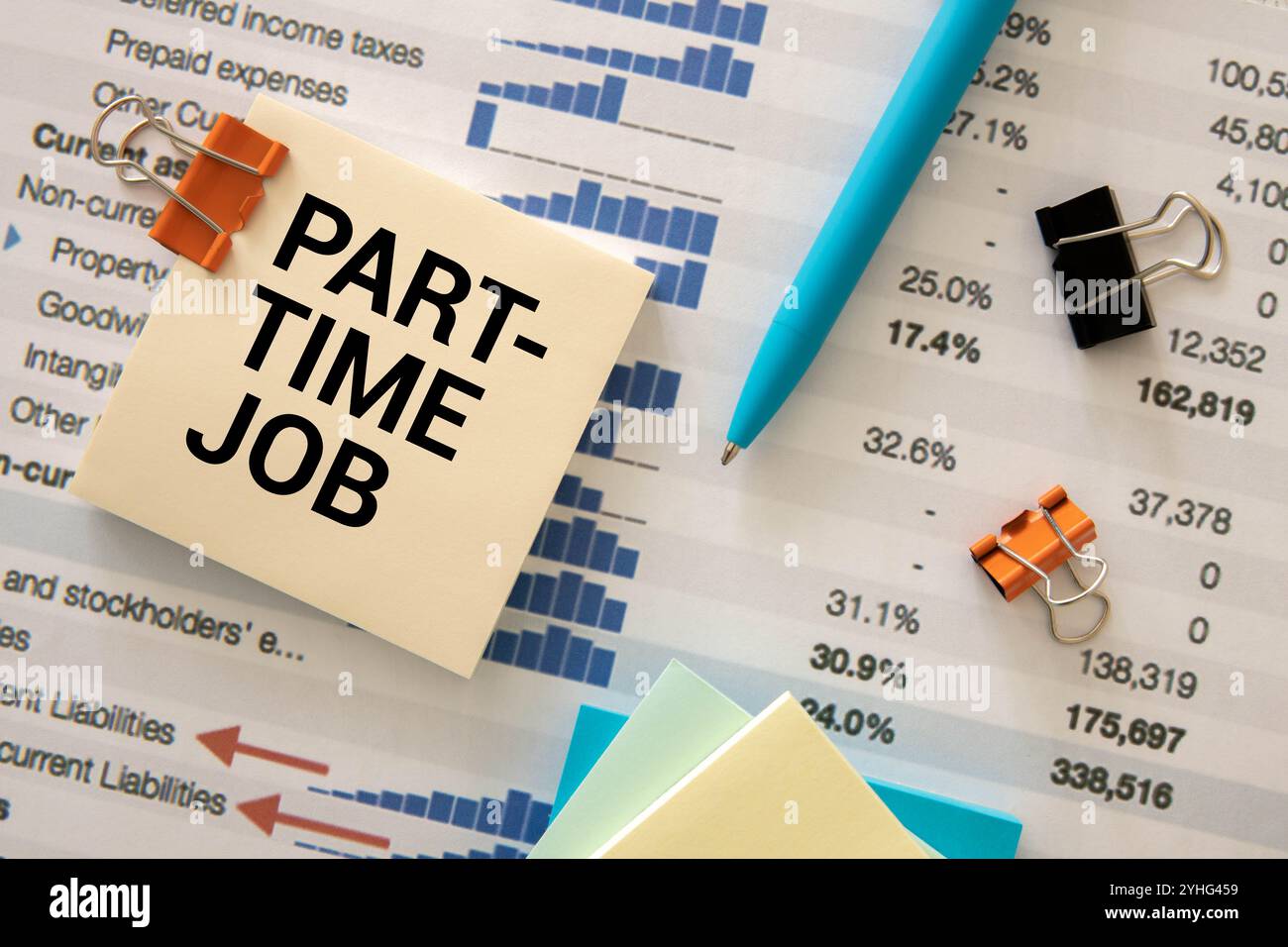 Texte de TRAVAIL À TEMPS PARTIEL sur autocollant sur cahier jaune avec tableau et stylo Banque D'Images