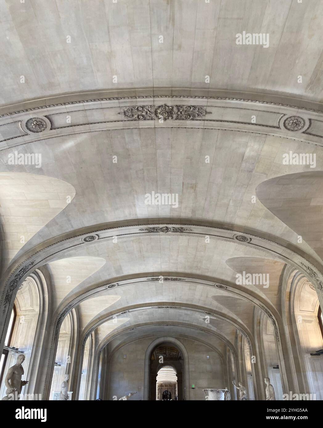 Musée du Louvre architecture et intérieurs Paris France - Image de stock capturée avec un smartphone