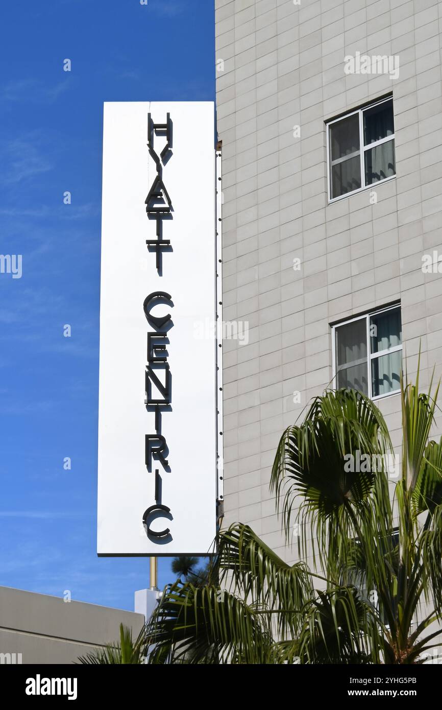 LONG BEACH, CALIFORNIE - 8 nov 2024 : gros plan du panneau Hyatt Centric au Pike. Banque D'Images