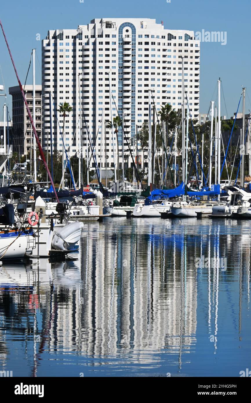 LONG BEACH, CALIFORNIE - 8 nov 2024 : Harbor place Tower avec reflet dans la marina de long Beach. Banque D'Images