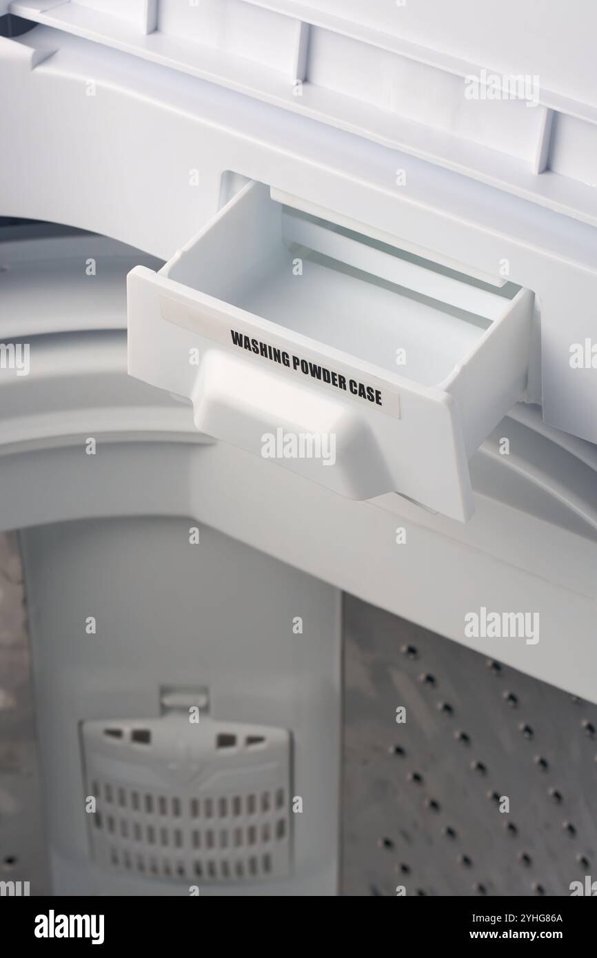 gros plan du boîtier de la lessive ou du tiroir à lessive dans une machine à laver de couleur blanche, soft focus avec espace de copie Banque D'Images