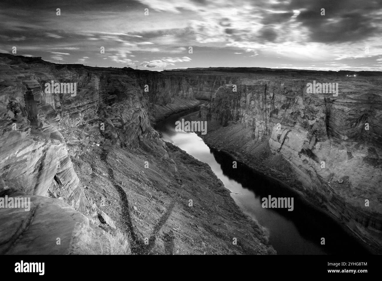 Le fleuve Colorado qui coule à travers Glen Canyon sous le clair de lune. Banque D'Images
