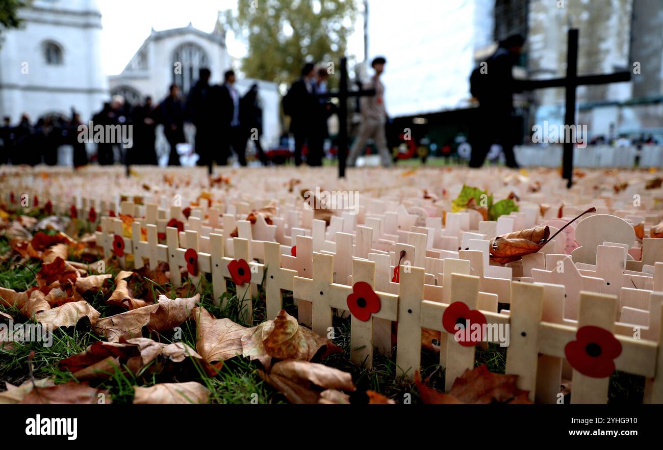 Londres, le jour du souvenir est observé pour se souvenir des sacrifices consentis par les soldats pendant la première Guerre mondiale. 11 novembre 1918. Des pétales et des croix de pavot sont vus au champ du souvenir de l'abbaye de Westminster à l'occasion du jour du souvenir à Londres, Grande-Bretagne, le 11 novembre 2024. Le jour du souvenir est observé pour se souvenir des sacrifices faits par les soldats pendant la première Guerre mondiale, qui a pris fin le 11 novembre 1918. Crédit : Li Ying/Xinhua/Alamy Live News Banque D'Images