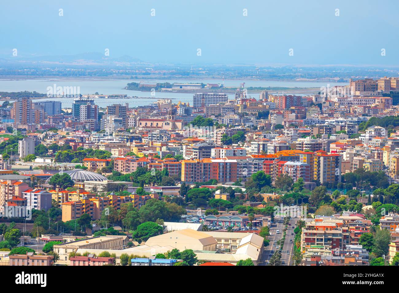 Vue panoramique aérienne de la ville de Cagliari en Sardaigne, Italie. Gratte-ciel animé avec de nombreux bâtiments le long de la mer Banque D'Images Vue panoramique aérienne de la ville de Cagliari en Sardaigne, Italie. Gratte-ciel animé avec de nombreux bâtiments le long de la mer Banque D'Images