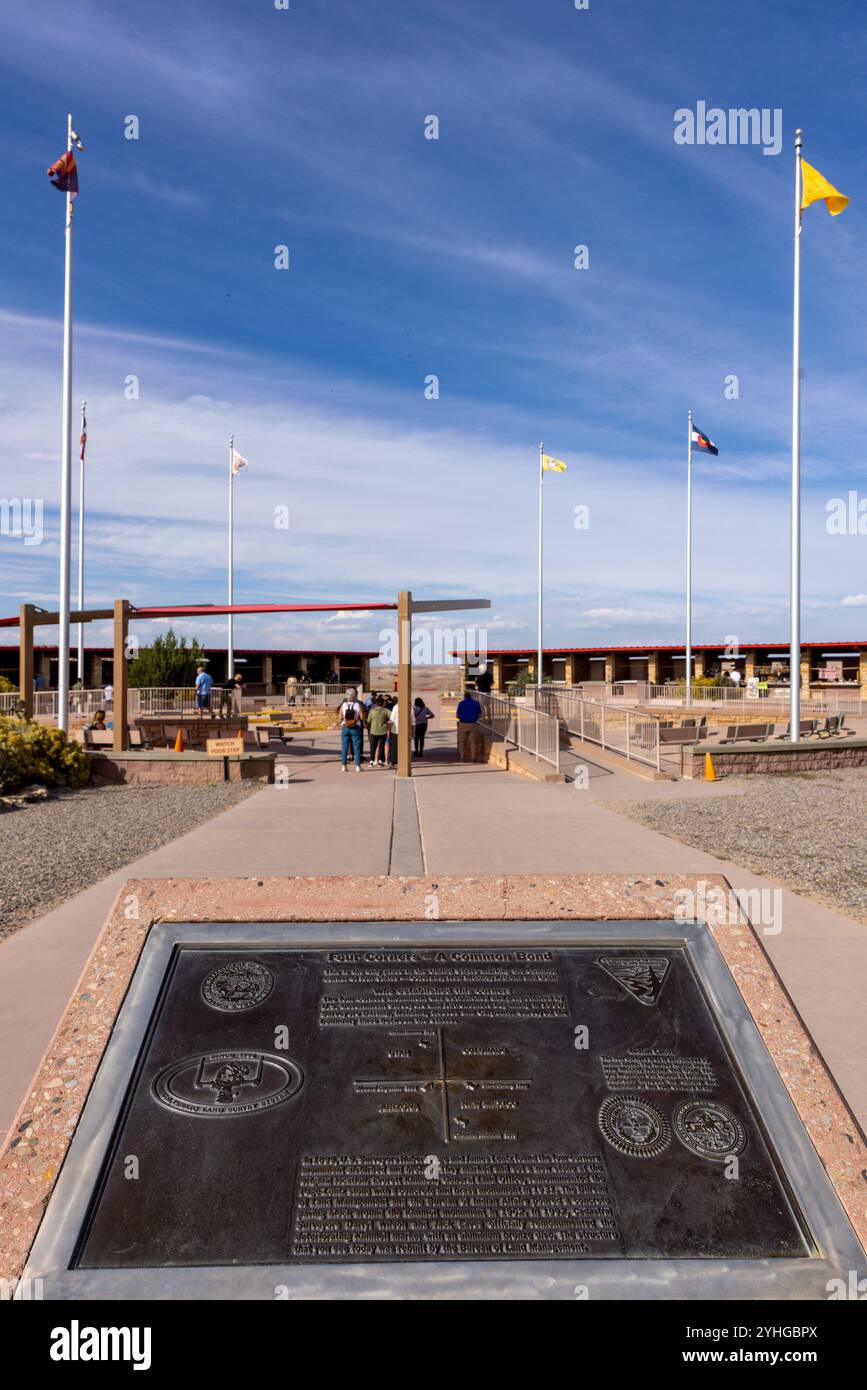 Visiteurs du four Corners Monument, le seul endroit aux États-Unis où quatre états se réunissent en un seul endroit. Arizona, Utah, Colorado et N. Banque D'Images