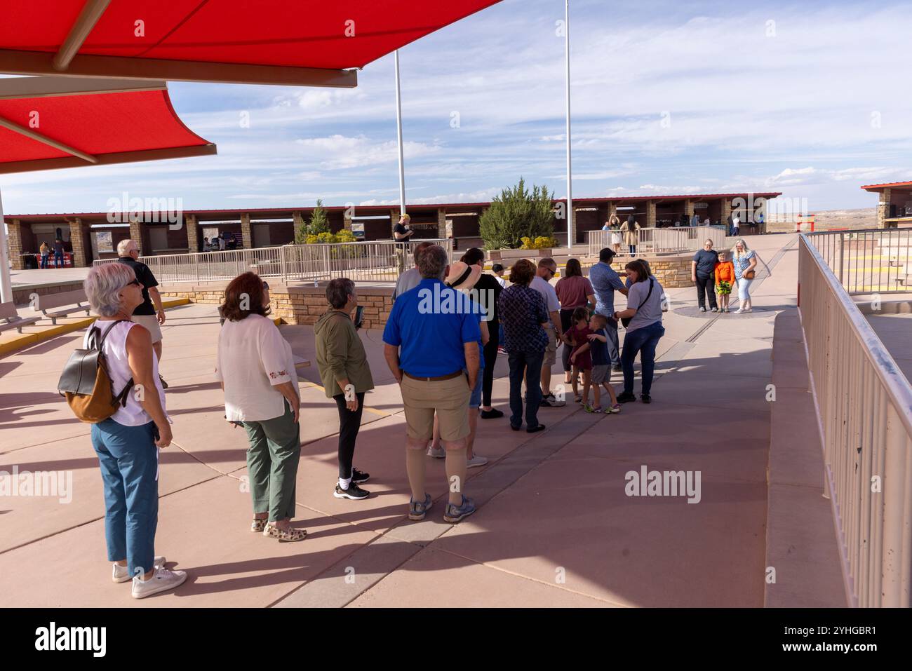 Visiteurs du four Corners Monument, le seul endroit aux États-Unis où quatre états se réunissent en un seul endroit. Arizona, Utah, Colorado et N. Banque D'Images