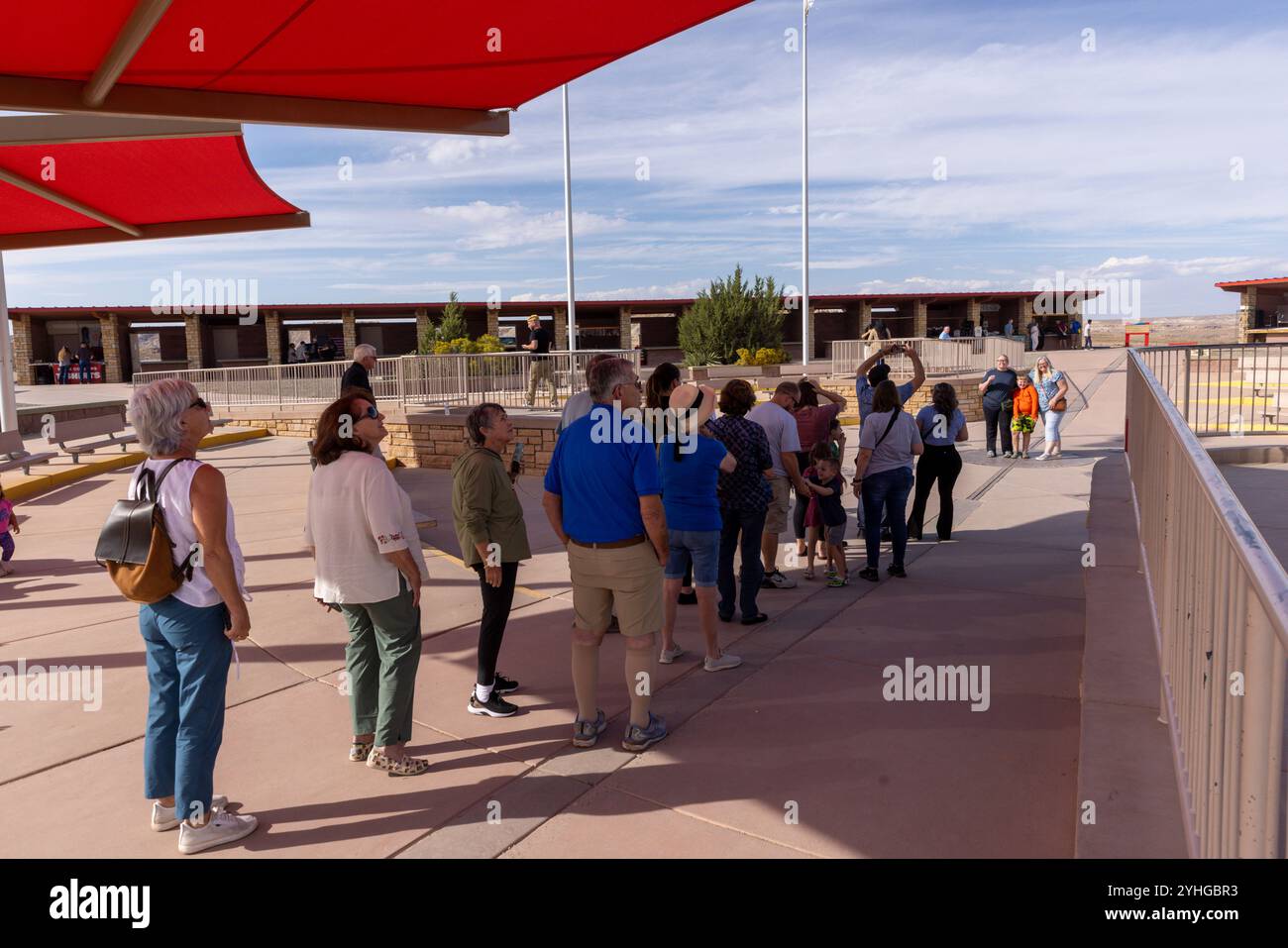 Visiteurs du four Corners Monument, le seul endroit aux États-Unis où quatre états se réunissent en un seul endroit. Arizona, Utah, Colorado et N. Banque D'Images