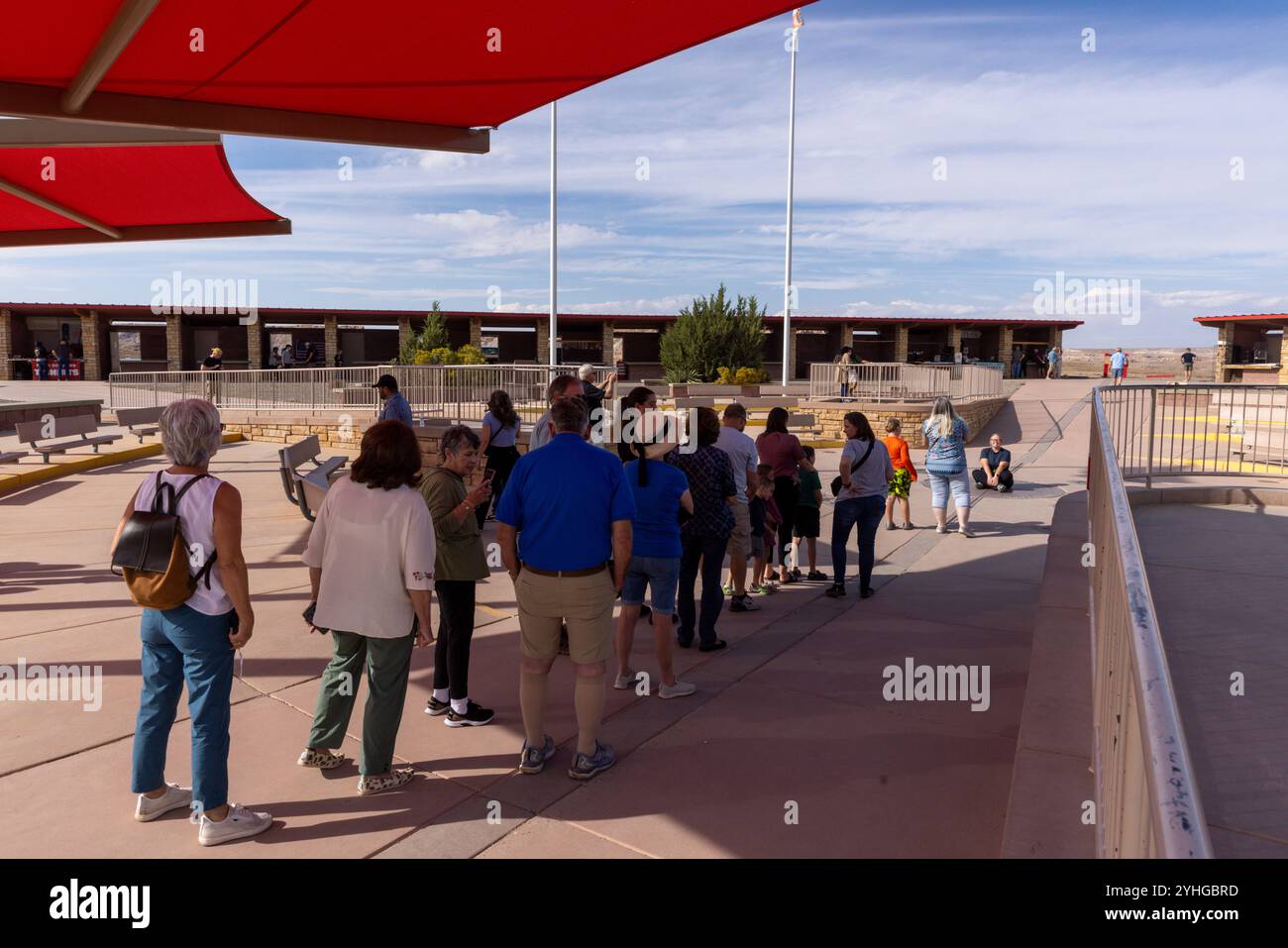 Visiteurs du four Corners Monument, le seul endroit aux États-Unis où quatre états se réunissent en un seul endroit. Arizona, Utah, Colorado et N. Banque D'Images