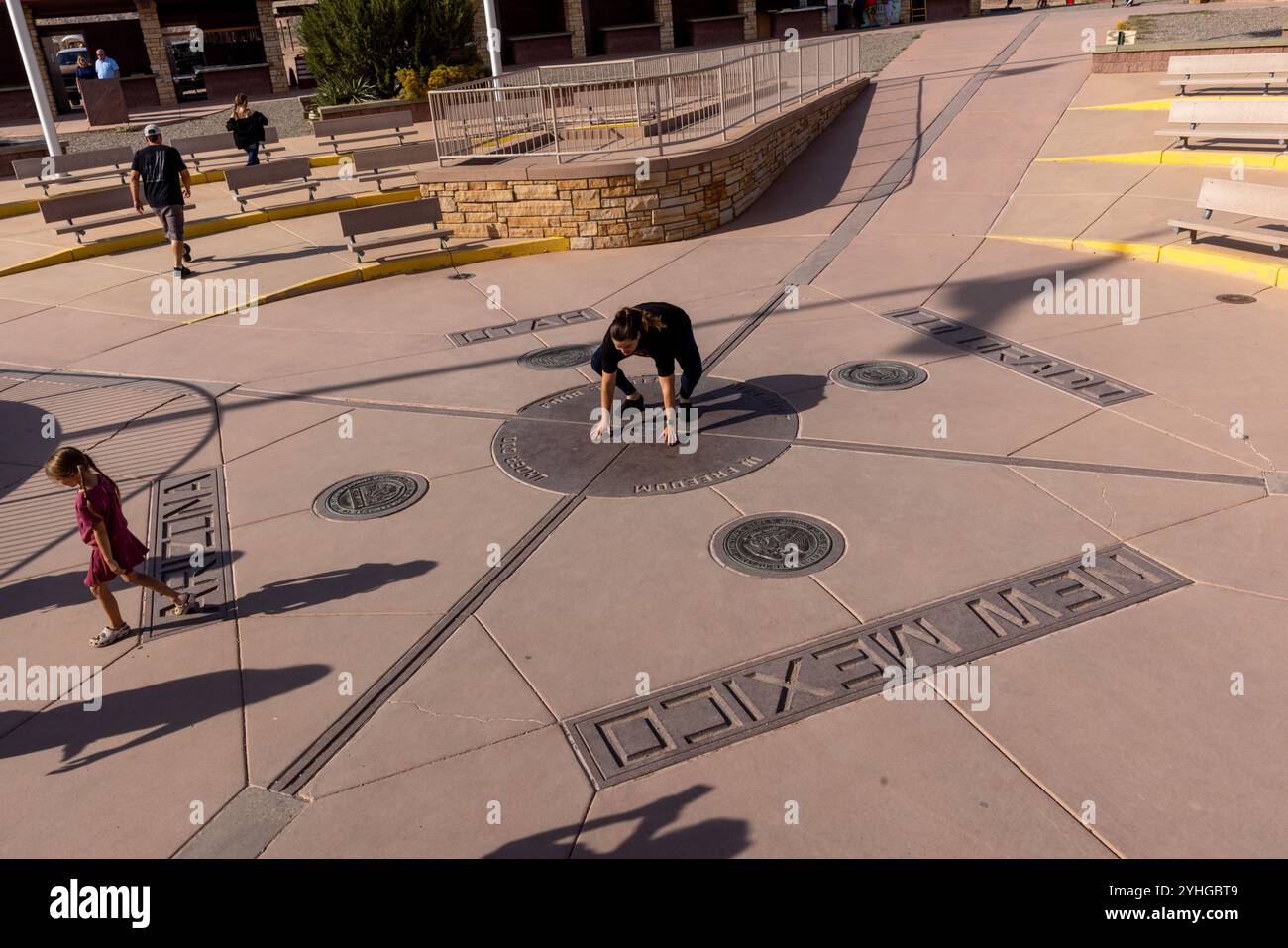 Visiteurs du four Corners Monument, le seul endroit aux États-Unis où quatre états se réunissent en un seul endroit. Arizona, Utah, Colorado et N. Banque D'Images