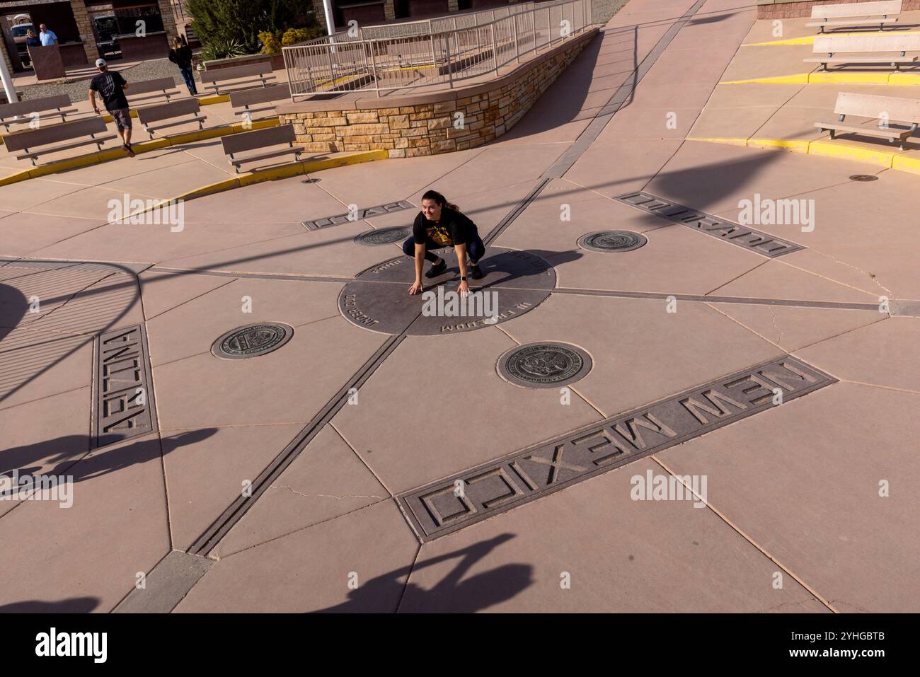 Visiteurs du four Corners Monument, le seul endroit aux États-Unis où quatre états se réunissent en un seul endroit. Arizona, Utah, Colorado et N. Banque D'Images