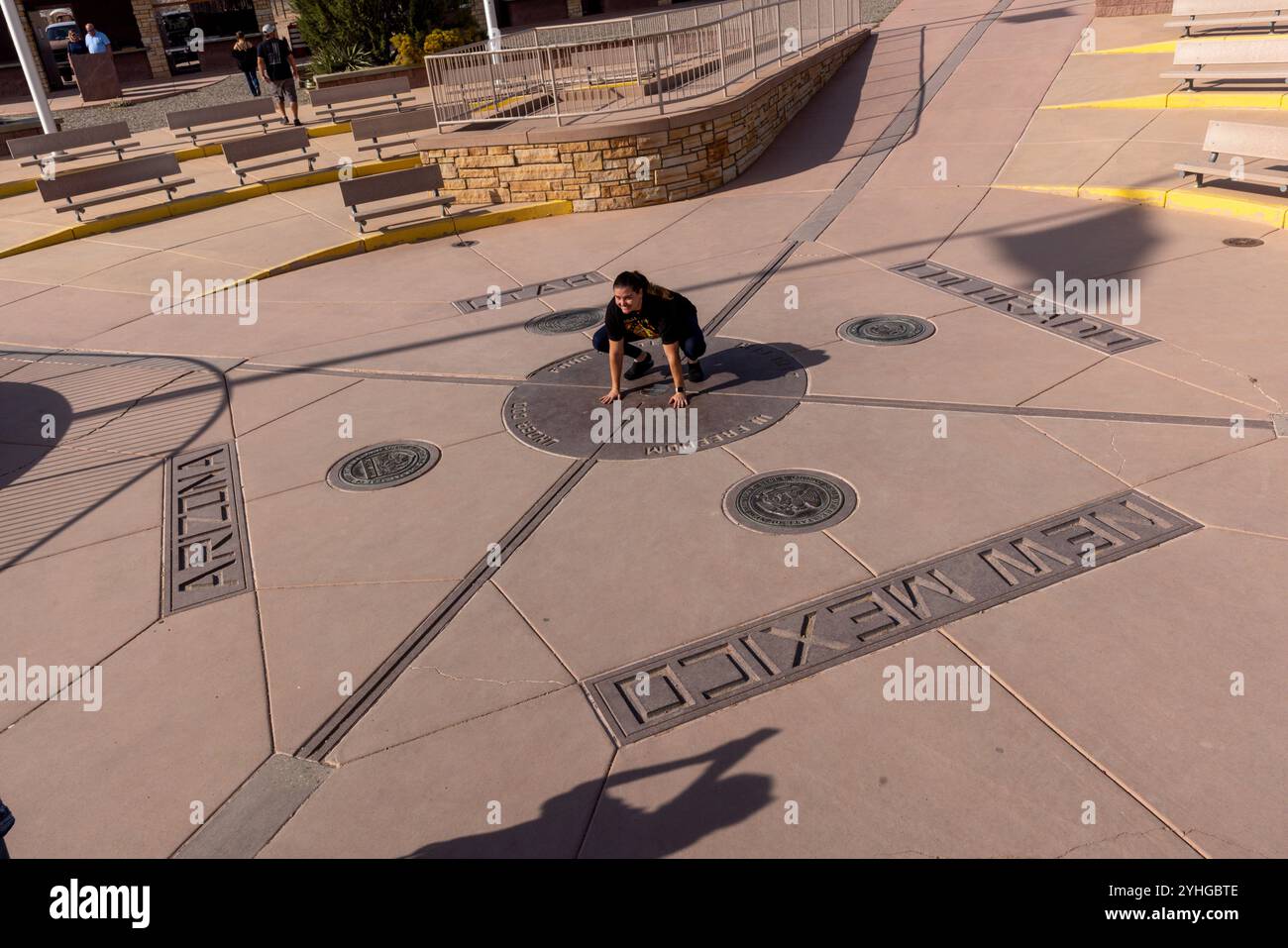Visiteurs du four Corners Monument, le seul endroit aux États-Unis où quatre états se réunissent en un seul endroit. Arizona, Utah, Colorado et N. Banque D'Images