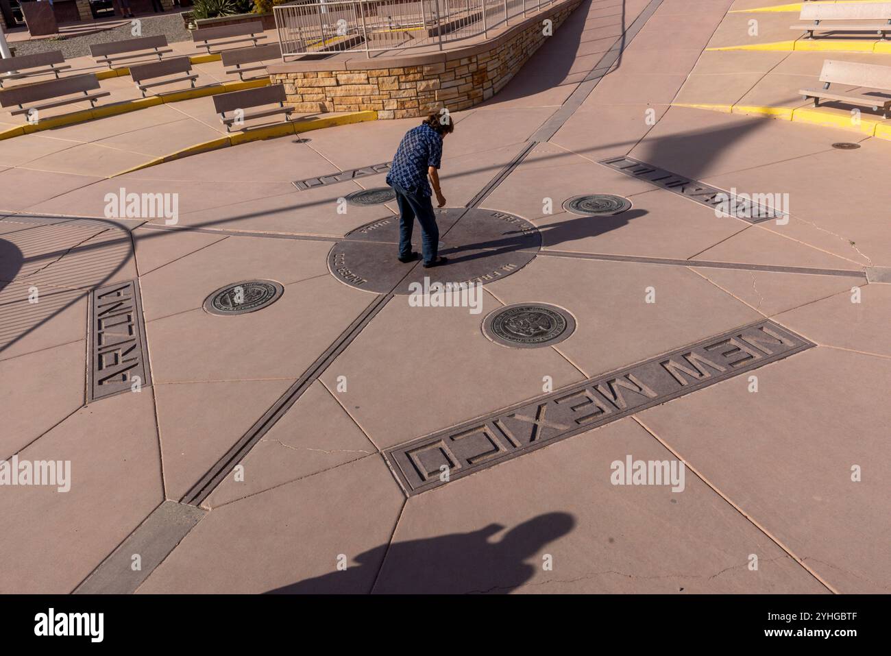 Visiteurs du four Corners Monument, le seul endroit aux États-Unis où quatre états se réunissent en un seul endroit. Arizona, Utah, Colorado et N. Banque D'Images