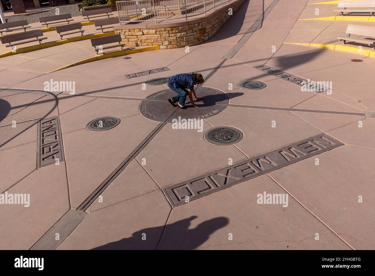 Visiteurs du four Corners Monument, le seul endroit aux États-Unis où quatre états se réunissent en un seul endroit. Arizona, Utah, Colorado et N. Banque D'Images