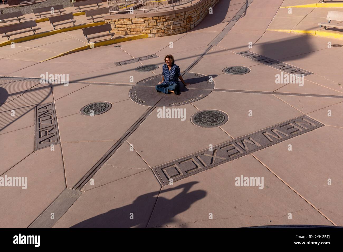 Visiteurs du four Corners Monument, le seul endroit aux États-Unis où quatre états se réunissent en un seul endroit. Arizona, Utah, Colorado et N. Banque D'Images