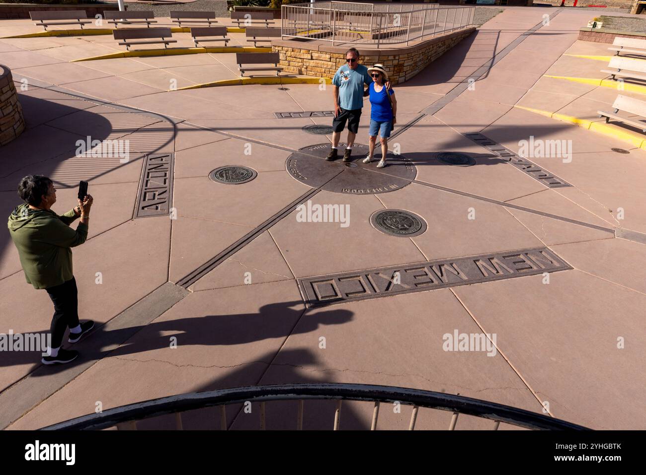 Visiteurs du four Corners Monument, le seul endroit aux États-Unis où quatre états se réunissent en un seul endroit. Arizona, Utah, Colorado et N. Banque D'Images