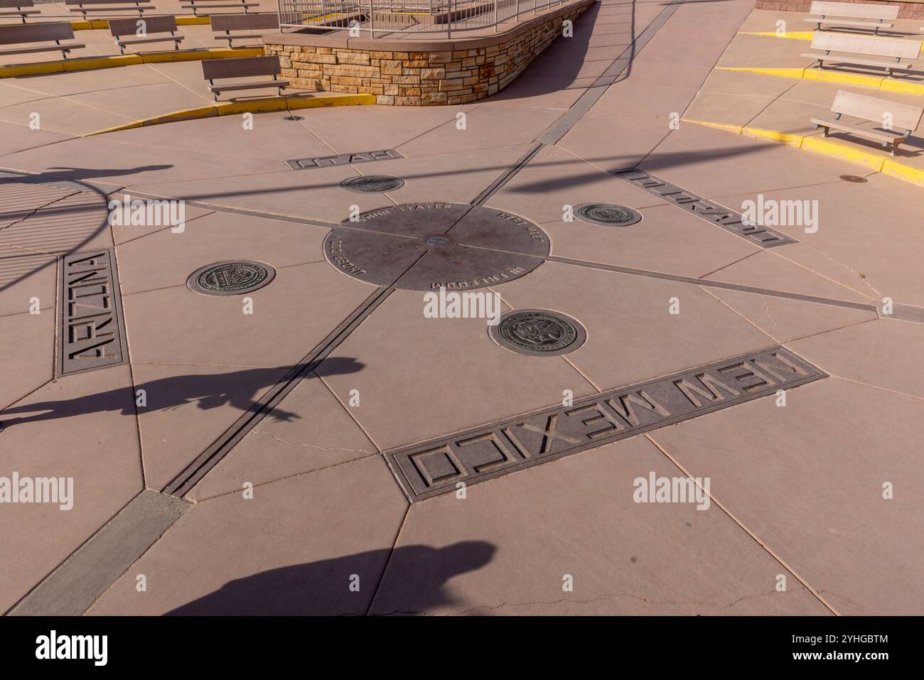 Visiteurs du four Corners Monument, le seul endroit aux États-Unis où quatre états se réunissent en un seul endroit. Arizona, Utah, Colorado et N. Banque D'Images