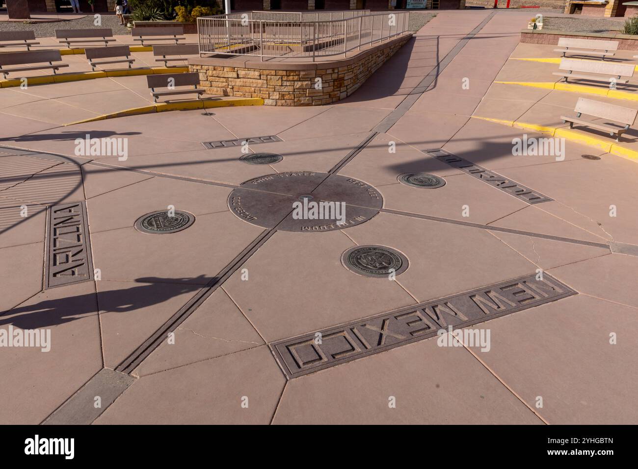 Visiteurs du four Corners Monument, le seul endroit aux États-Unis où quatre états se réunissent en un seul endroit. Arizona, Utah, Colorado et N. Banque D'Images