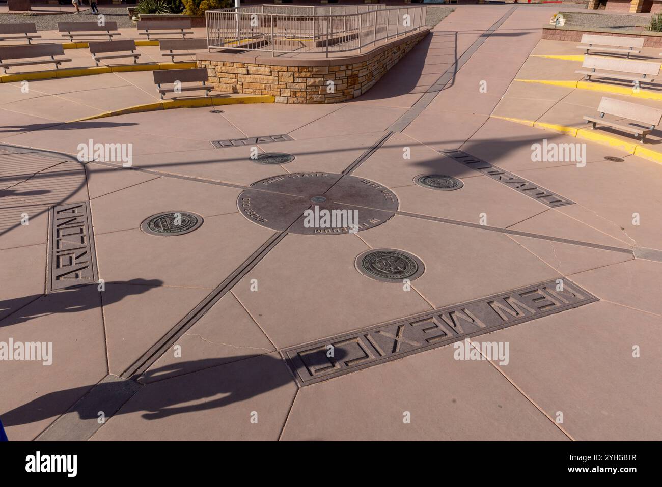 Visiteurs du four Corners Monument, le seul endroit aux États-Unis où quatre états se réunissent en un seul endroit. Arizona, Utah, Colorado et N. Banque D'Images