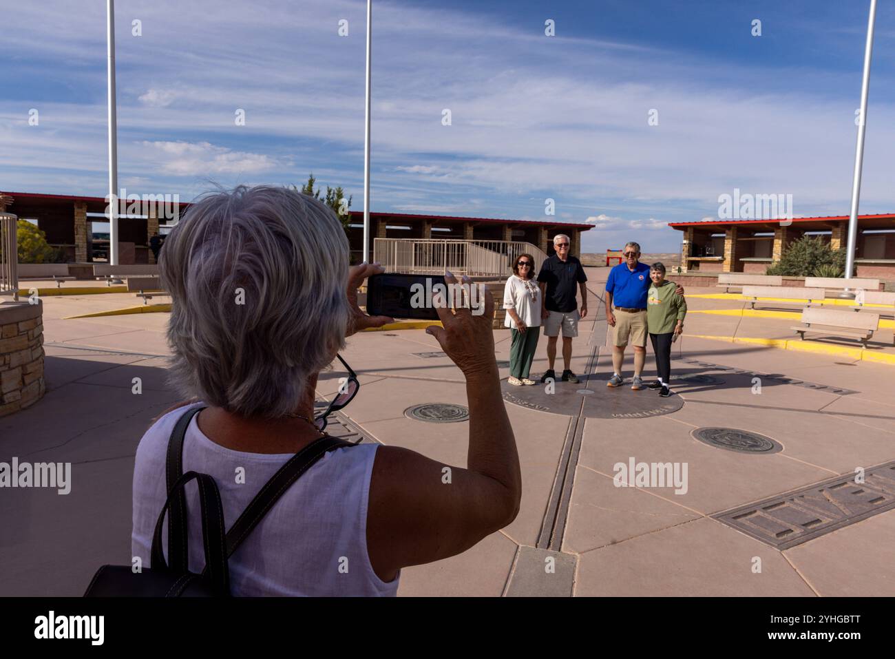Visiteurs du four Corners Monument, le seul endroit aux États-Unis où quatre états se réunissent en un seul endroit. Arizona, Utah, Colorado et N. Banque D'Images