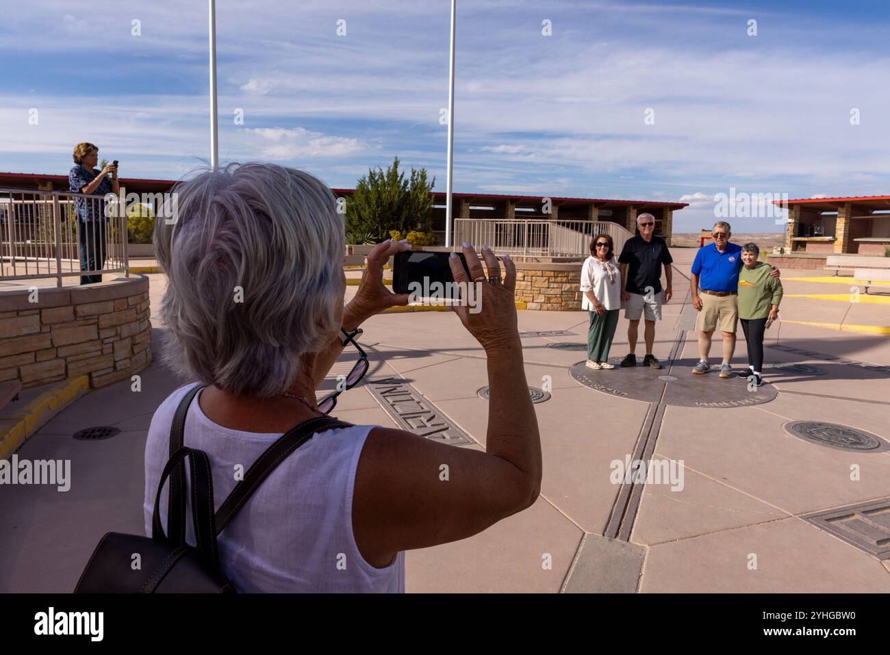 Visiteurs du four Corners Monument, le seul endroit aux États-Unis où quatre états se réunissent en un seul endroit. Arizona, Utah, Colorado et N. Banque D'Images
