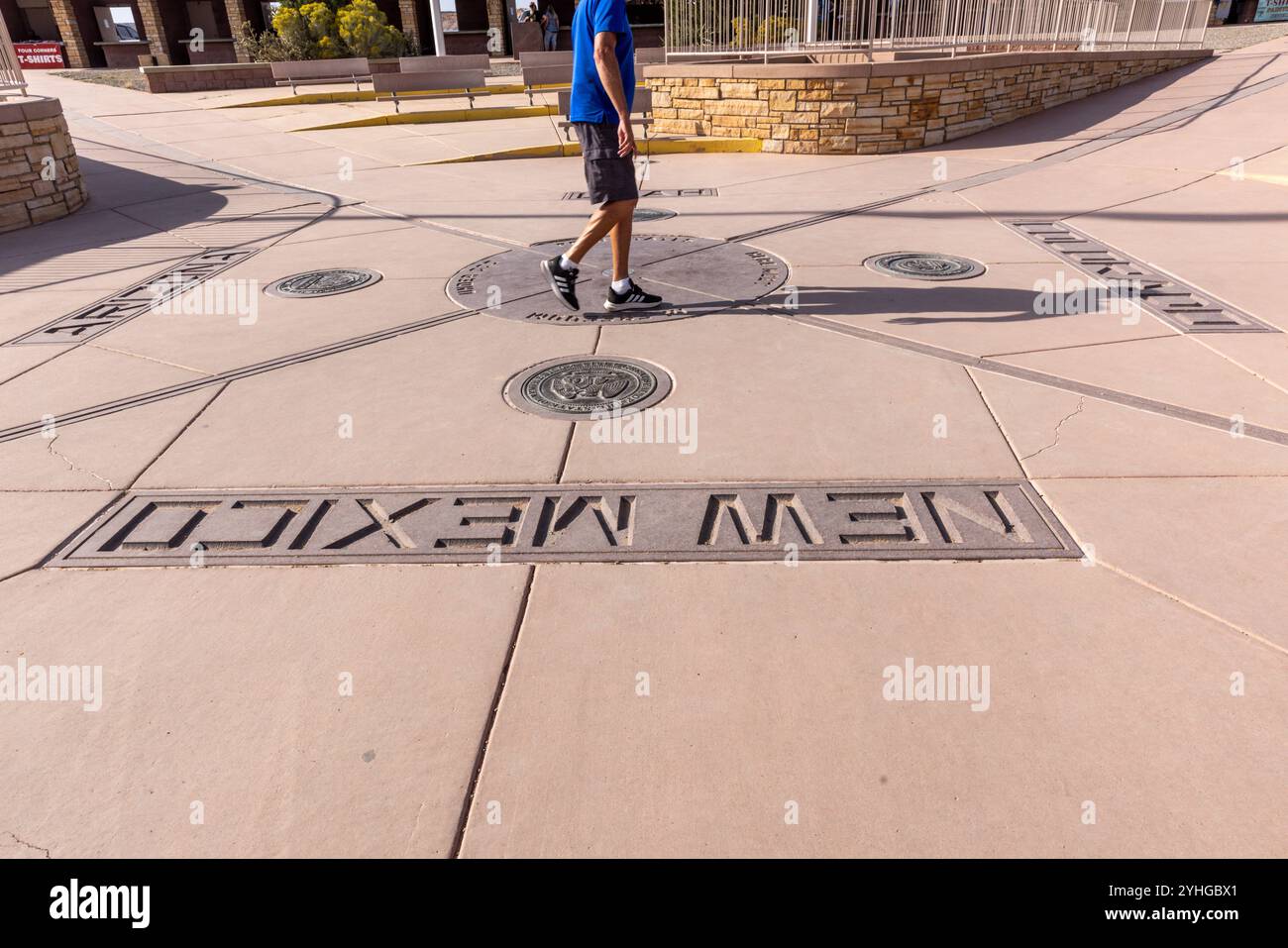 Visiteurs du four Corners Monument, le seul endroit aux États-Unis où quatre états se réunissent en un seul endroit. Arizona, Utah, Colorado et N. Banque D'Images