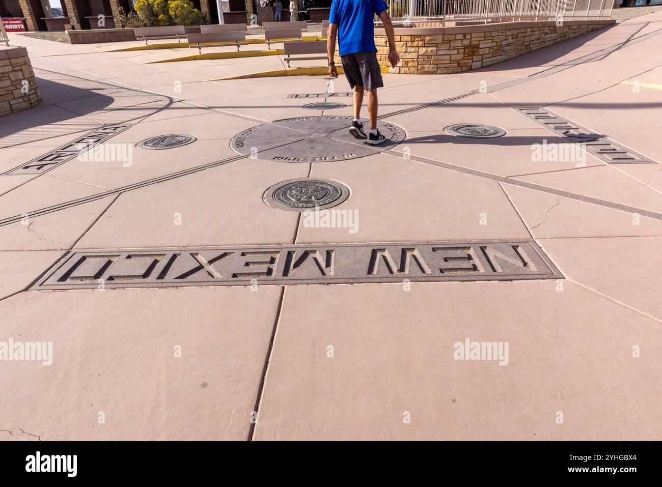 Visiteurs du four Corners Monument, le seul endroit aux États-Unis où quatre états se réunissent en un seul endroit. Arizona, Utah, Colorado et N. Banque D'Images