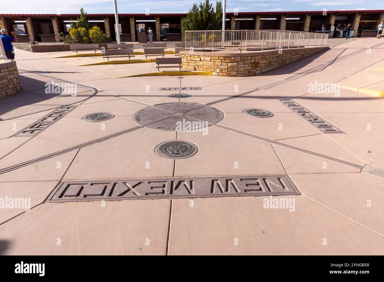 Visiteurs du four Corners Monument, le seul endroit aux États-Unis où quatre états se réunissent en un seul endroit. Arizona, Utah, Colorado et N. Banque D'Images