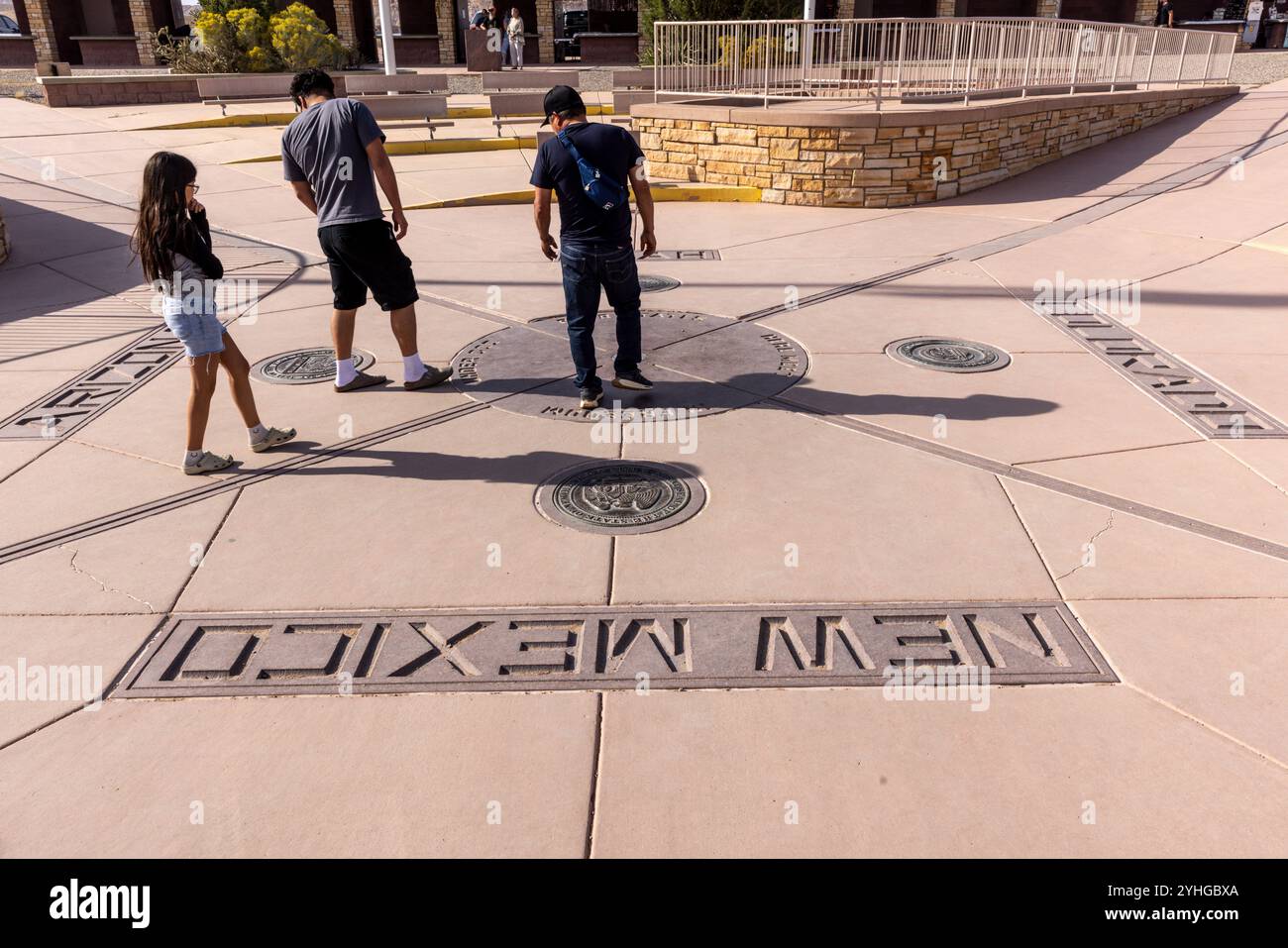 Visiteurs du four Corners Monument, le seul endroit aux États-Unis où quatre états se réunissent en un seul endroit. Arizona, Utah, Colorado et N. Banque D'Images