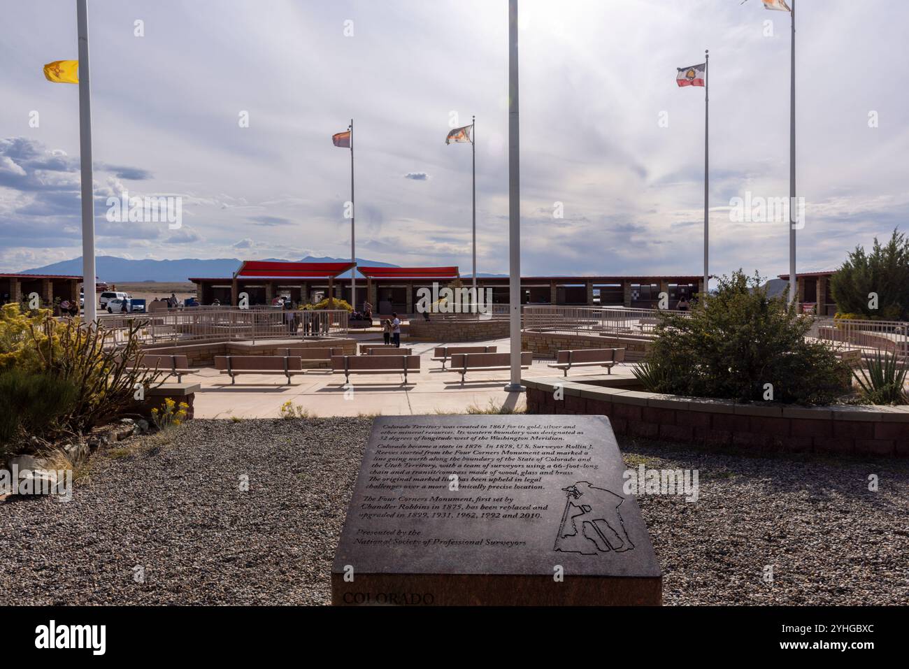 Visiteurs du four Corners Monument, le seul endroit aux États-Unis où quatre états se réunissent en un seul endroit. Arizona, Utah, Colorado et N. Banque D'Images