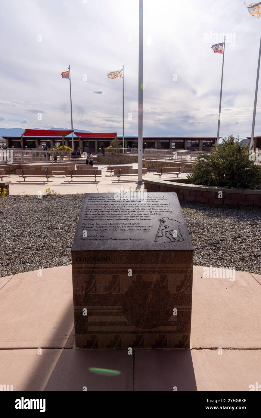 Visiteurs du four Corners Monument, le seul endroit aux États-Unis où quatre états se réunissent en un seul endroit. Arizona, Utah, Colorado et N. Banque D'Images