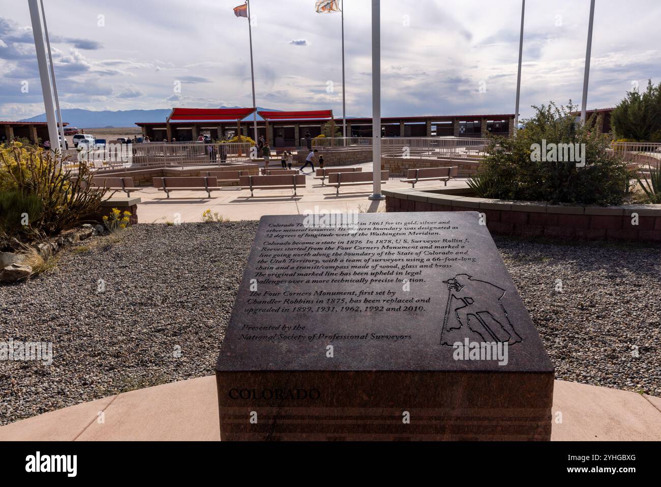 Visiteurs du four Corners Monument, le seul endroit aux États-Unis où quatre états se réunissent en un seul endroit. Arizona, Utah, Colorado et N. Banque D'Images