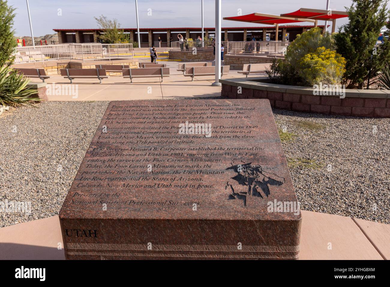 Visiteurs du four Corners Monument, le seul endroit aux États-Unis où quatre états se réunissent en un seul endroit. Arizona, Utah, Colorado et N. Banque D'Images