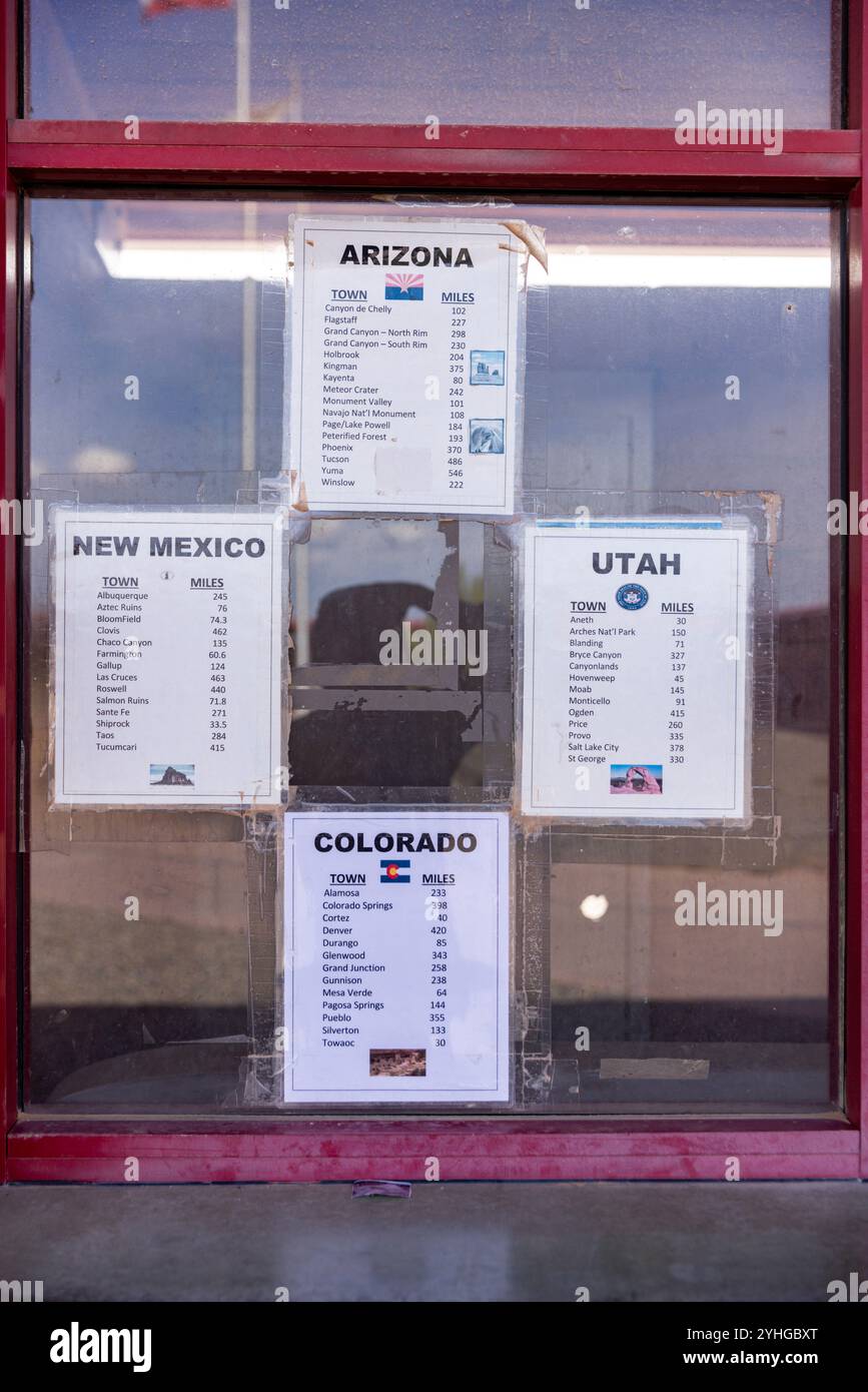 Visiteurs du four Corners Monument, le seul endroit aux États-Unis où quatre états se réunissent en un seul endroit. Arizona, Utah, Colorado et N. Banque D'Images