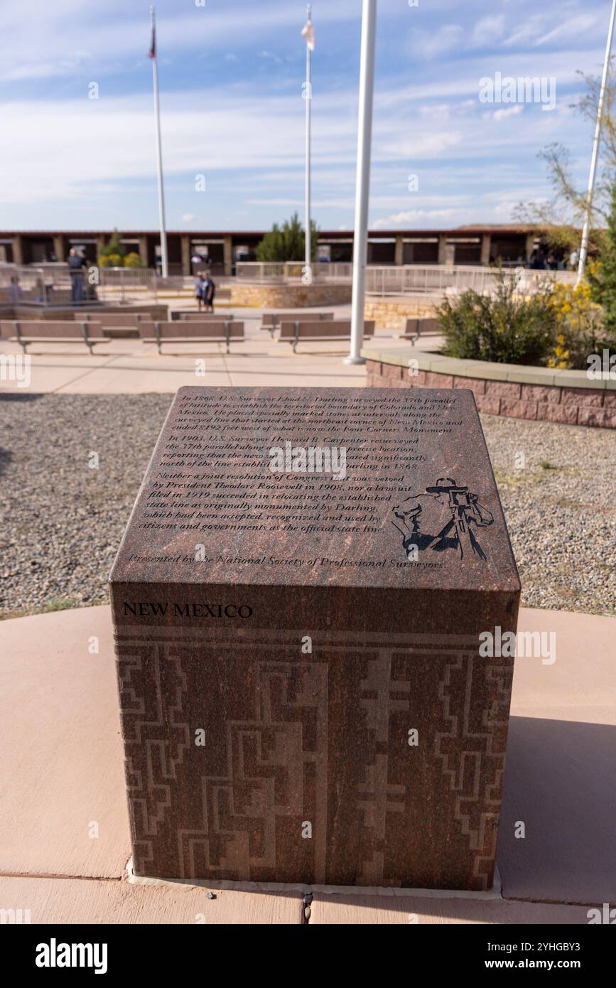 Visiteurs du four Corners Monument, le seul endroit aux États-Unis où quatre états se réunissent en un seul endroit. Arizona, Utah, Colorado et N. Banque D'Images