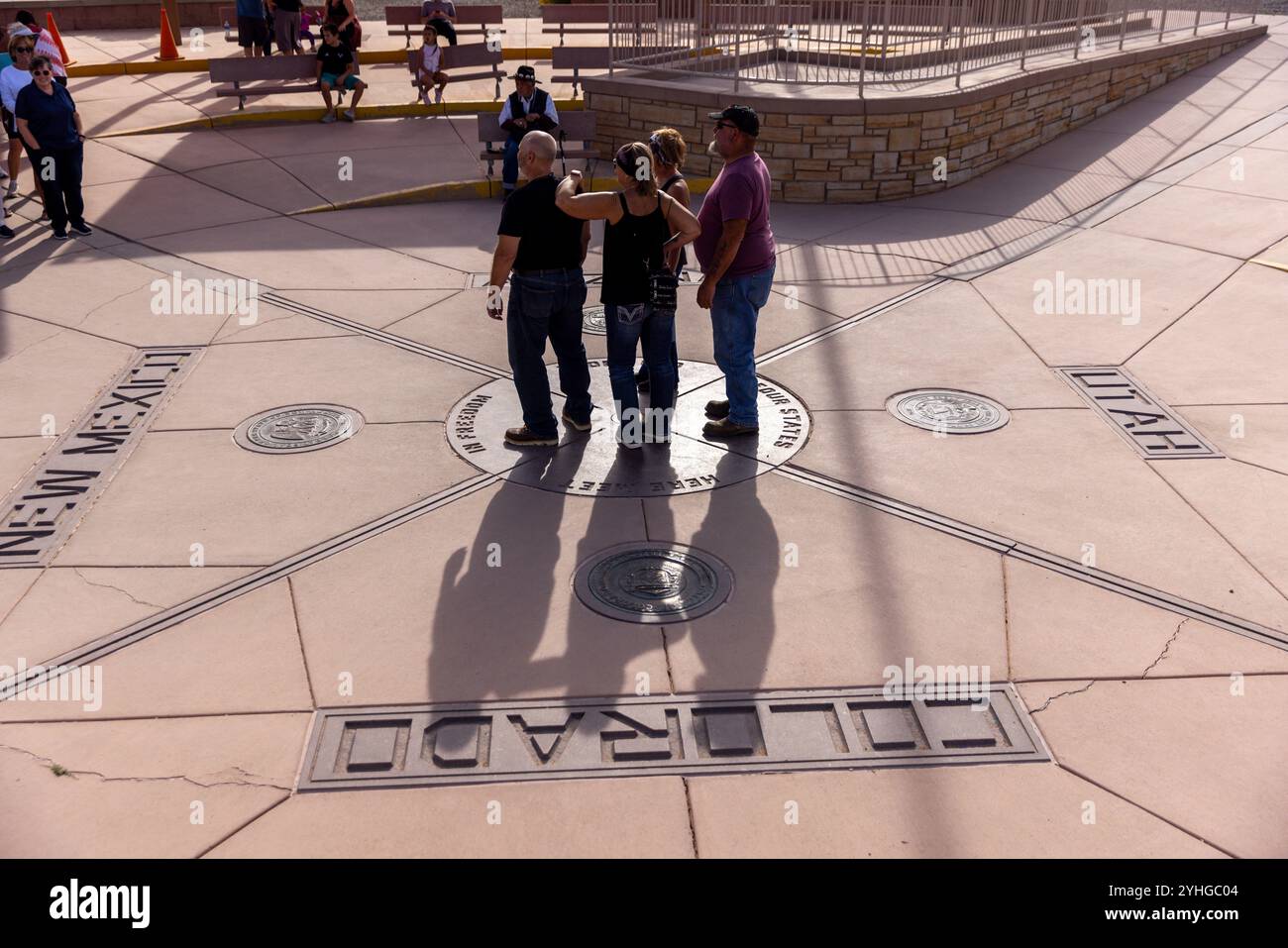 Visiteurs du four Corners Monument, le seul endroit aux États-Unis où quatre états se réunissent en un seul endroit. Arizona, Utah, Colorado et N. Banque D'Images