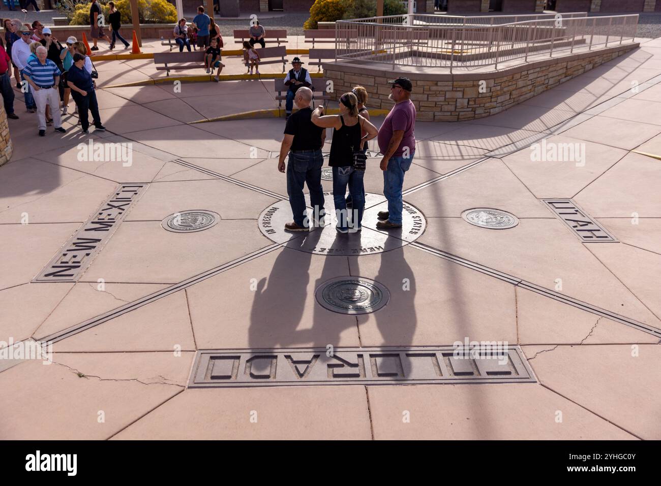 Visiteurs du four Corners Monument, le seul endroit aux États-Unis où quatre états se réunissent en un seul endroit. Arizona, Utah, Colorado et N. Banque D'Images