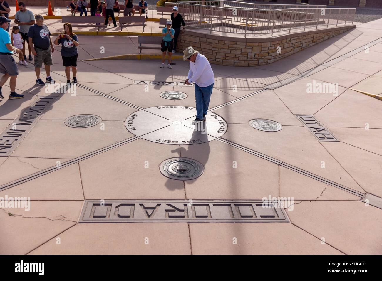 Visiteurs du four Corners Monument, le seul endroit aux États-Unis où quatre états se réunissent en un seul endroit. Arizona, Utah, Colorado et N. Banque D'Images