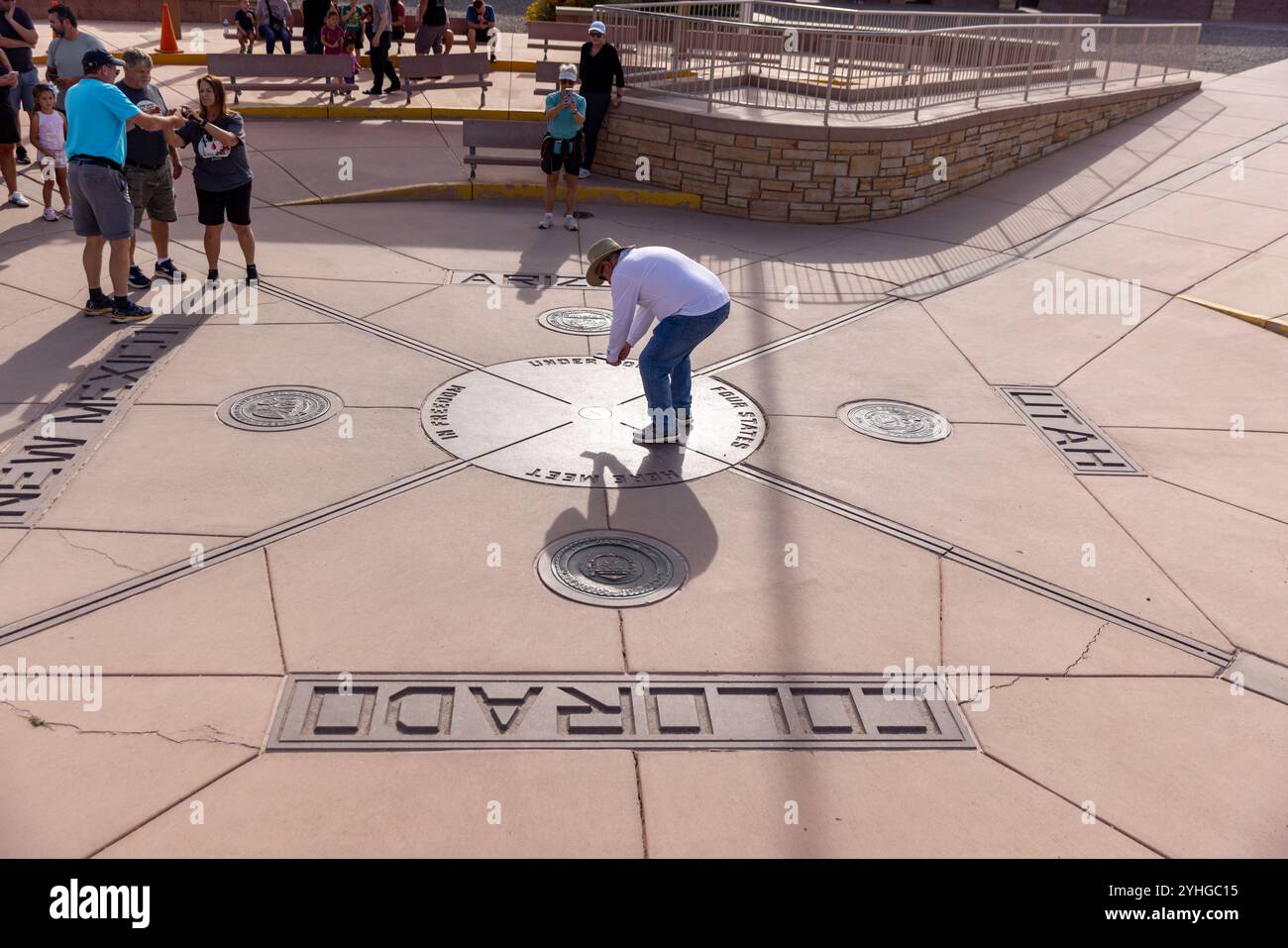 Visiteurs du four Corners Monument, le seul endroit aux États-Unis où quatre états se réunissent en un seul endroit. Arizona, Utah, Colorado et N. Banque D'Images