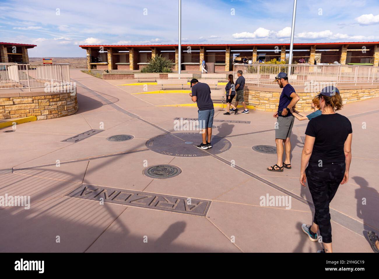 Visiteurs du four Corners Monument, le seul endroit aux États-Unis où quatre états se réunissent en un seul endroit. Arizona, Utah, Colorado et N. Banque D'Images