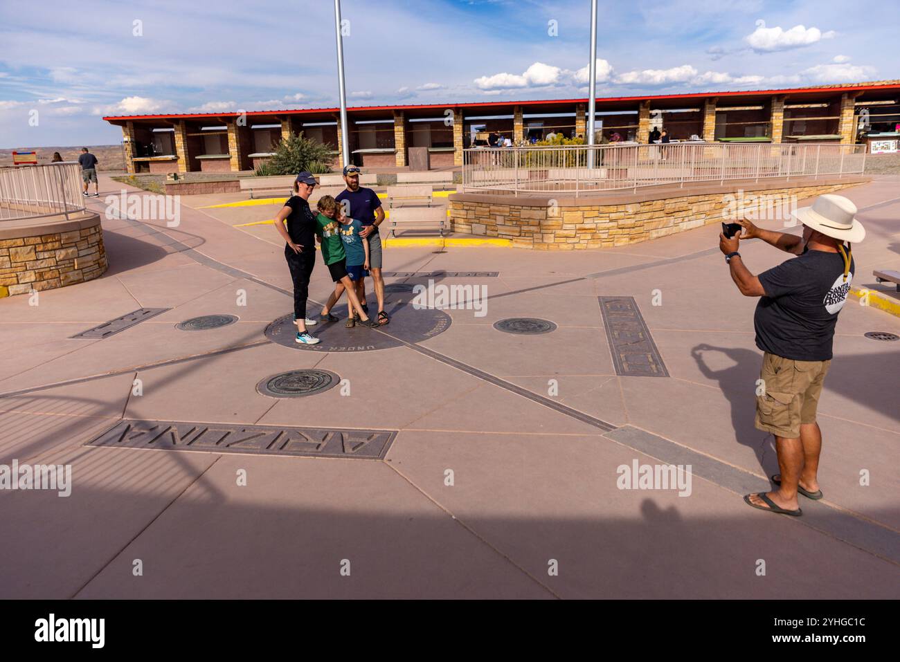 Visiteurs du four Corners Monument, le seul endroit aux États-Unis où quatre états se réunissent en un seul endroit. Arizona, Utah, Colorado et N. Banque D'Images