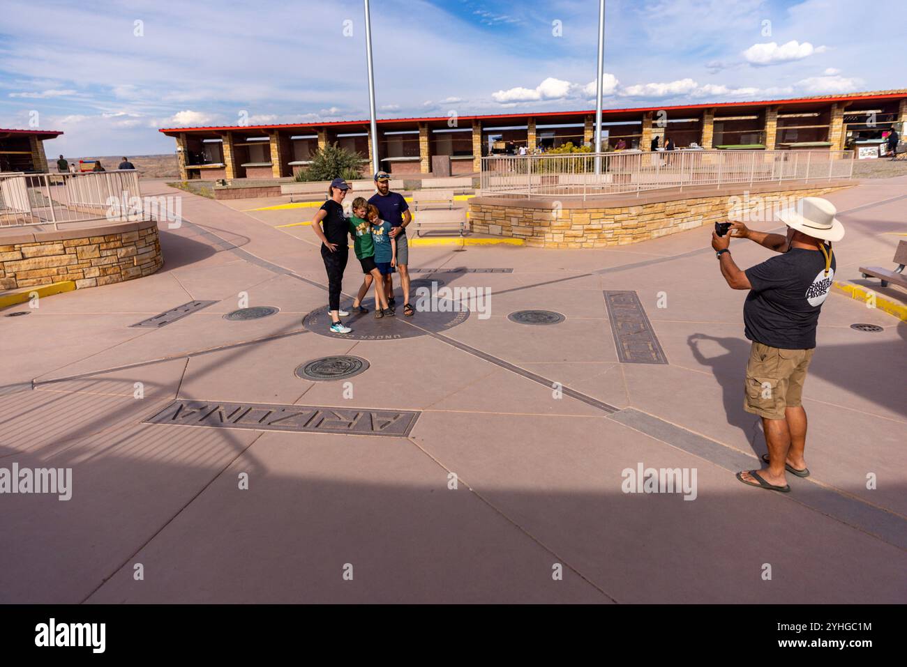 Visiteurs du four Corners Monument, le seul endroit aux États-Unis où quatre états se réunissent en un seul endroit. Arizona, Utah, Colorado et N. Banque D'Images