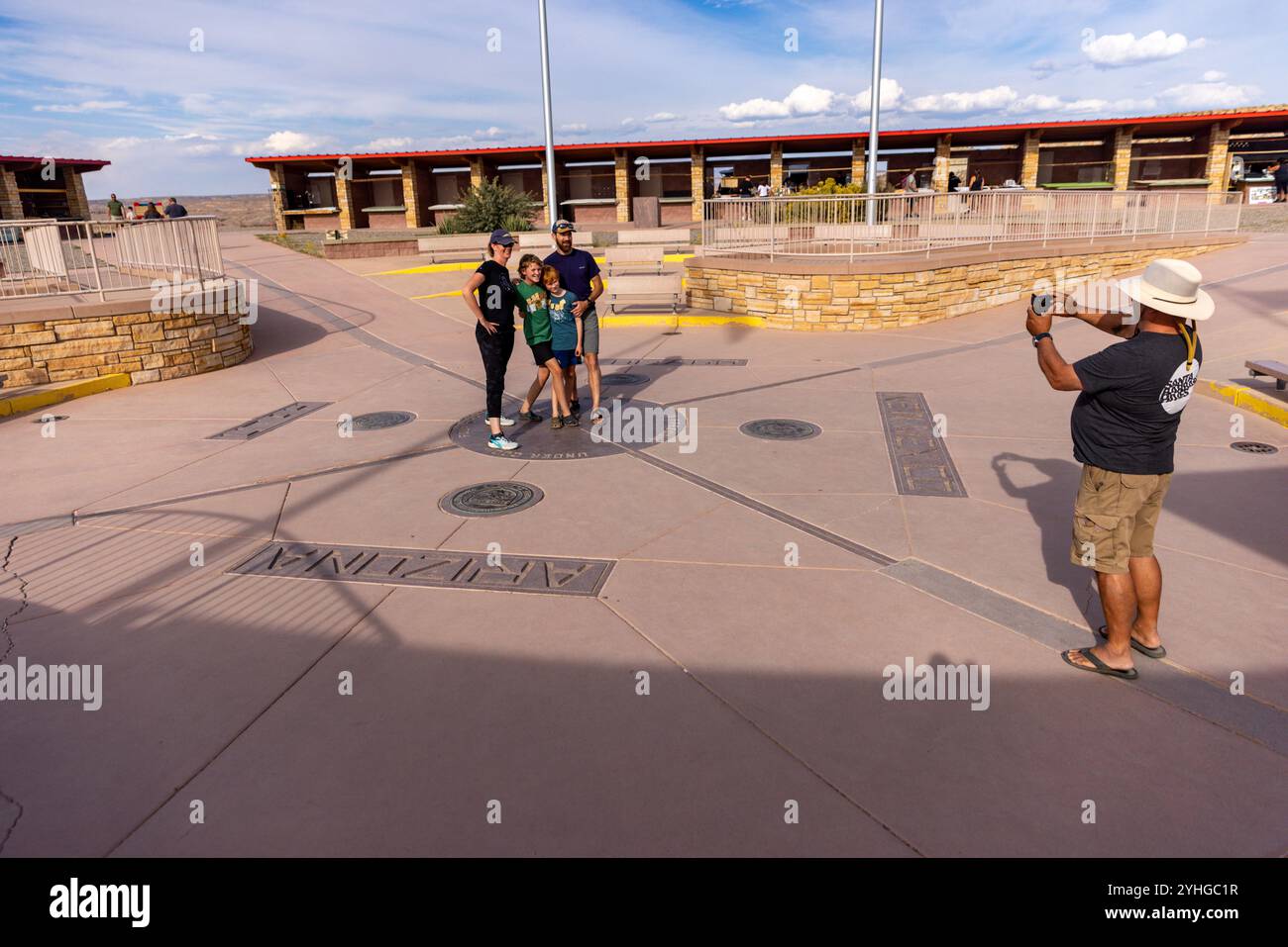 Visiteurs du four Corners Monument, le seul endroit aux États-Unis où quatre états se réunissent en un seul endroit. Arizona, Utah, Colorado et N. Banque D'Images